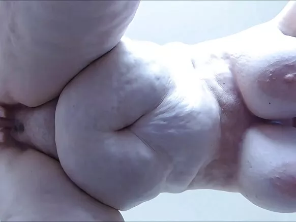 Saggy ወፍራም mulatto የበሰለ bbw በቲቪ ላይ ተበድቧል።
