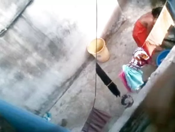 ቤንጋሊ እናት የምትታጠብ ጡጫ ስብ ጎልማሳ።