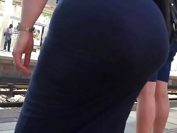 በትልቅ ዙር አህያ - Busty Orgasmic PAWG MILF - Ass Voyeur በአዋቂ ላይ ስለላ።