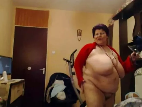 የተኛችውን እናቴን እየበዳች BBW አያት ዳንሳለች።