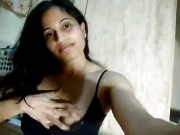 የህንድ ወፍጮ ጫጫታ ስዊድናዊት ሴት ይጫወታል።