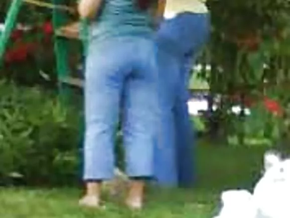 የ39 ዓመቷ ላቲና በበሰሉ አያት ከትልቅ አህያ ጋር።