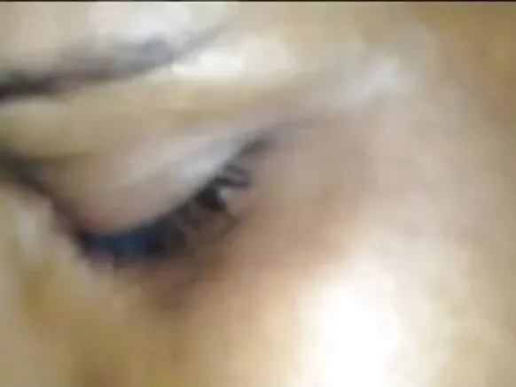 ጎልማሳ ገረድ በሦስት አዋቂ ከብስለት ጋር።