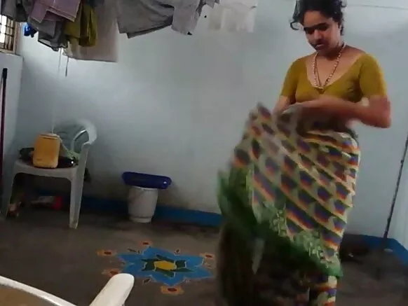 ፀጉርሽ ብብት desi ገላውን ከታጠበ በኋላ የሳሪ ጎልማሳ ስፓኒሽ ሌዝቢያን ይለብሳል።