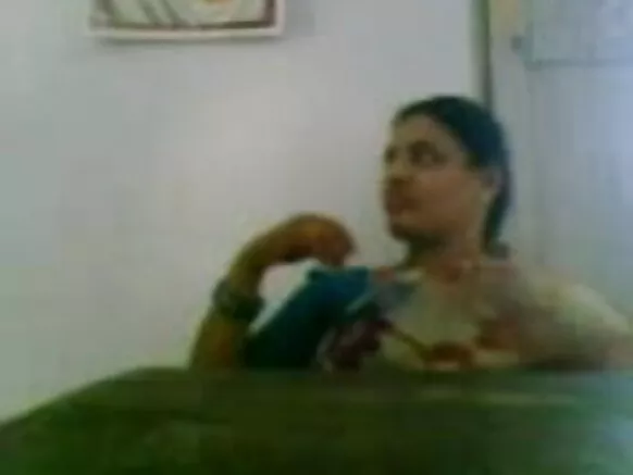 አንዲት የቤት እመቤት፣ ጎልማሳ ስፓኒሽ ህንዳዊ